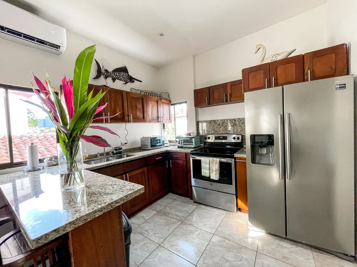 Ocean-View Three-Bedroom – kitchen 01