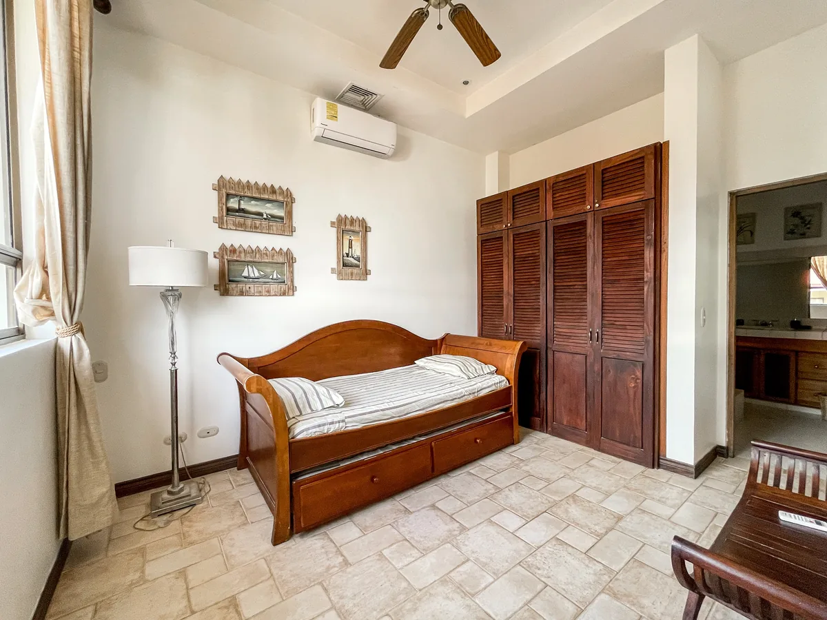 Ocean-View Three-Bedroom – twin trundle bedroom 01