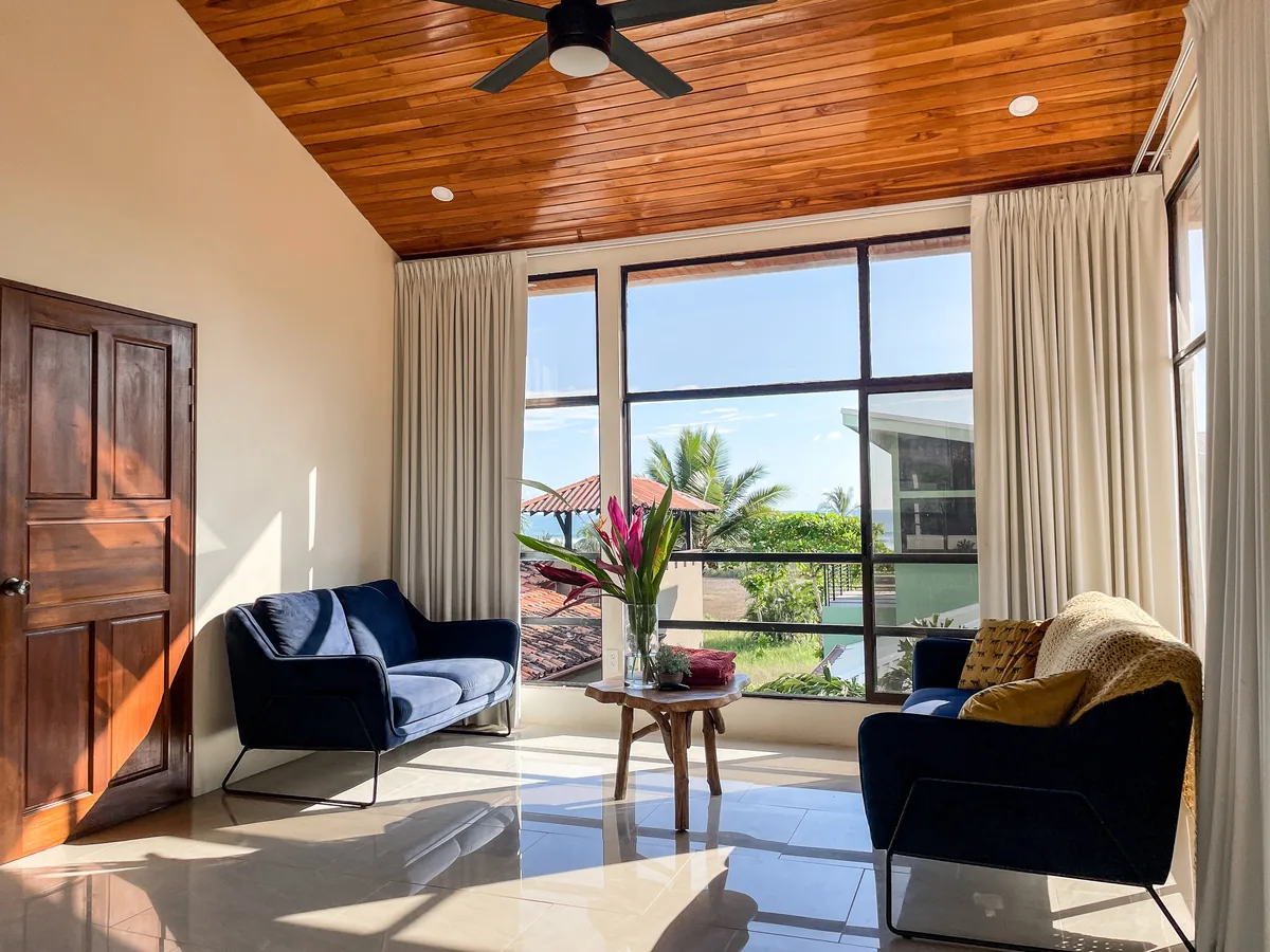 Ocean-View Penthouse – living room 01